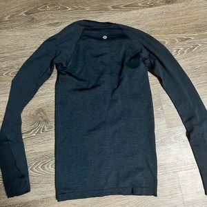 Lululemon long sleeved shirt size 4 navy blue